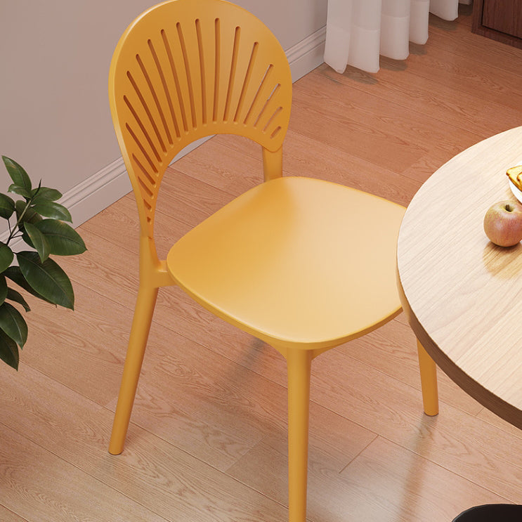 Chaise de salle à manger contemporaine nordique en plastique PP avec dossier festonné pour salle à manger 