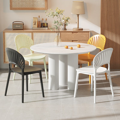 Chaise de salle à manger contemporaine nordique en plastique PP avec dossier festonné pour salle à manger 
