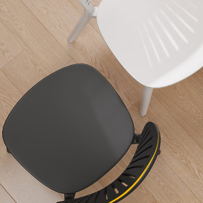 Chaise de salle à manger contemporaine nordique en plastique PP avec dossier festonné pour salle à manger 