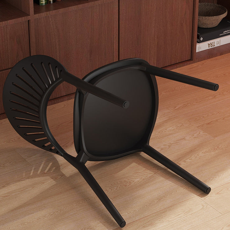 Chaise de salle à manger contemporaine nordique en plastique PP avec dossier festonné pour salle à manger 