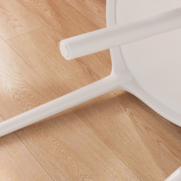 Chaise de salle à manger contemporaine nordique en plastique PP avec dossier festonné pour salle à manger 
