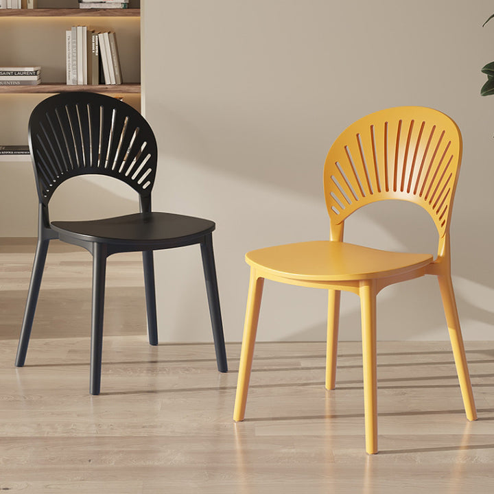Chaise de salle à manger contemporaine nordique en plastique PP avec dossier festonné pour salle à manger 