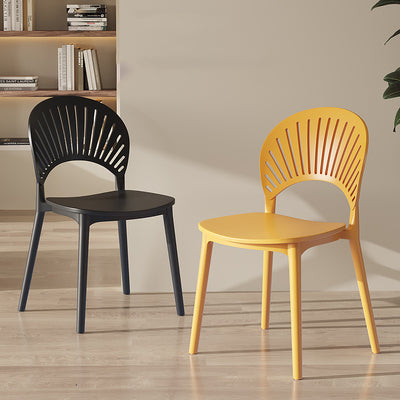 Chaise de salle à manger contemporaine nordique en plastique PP avec dossier festonné pour salle à manger 