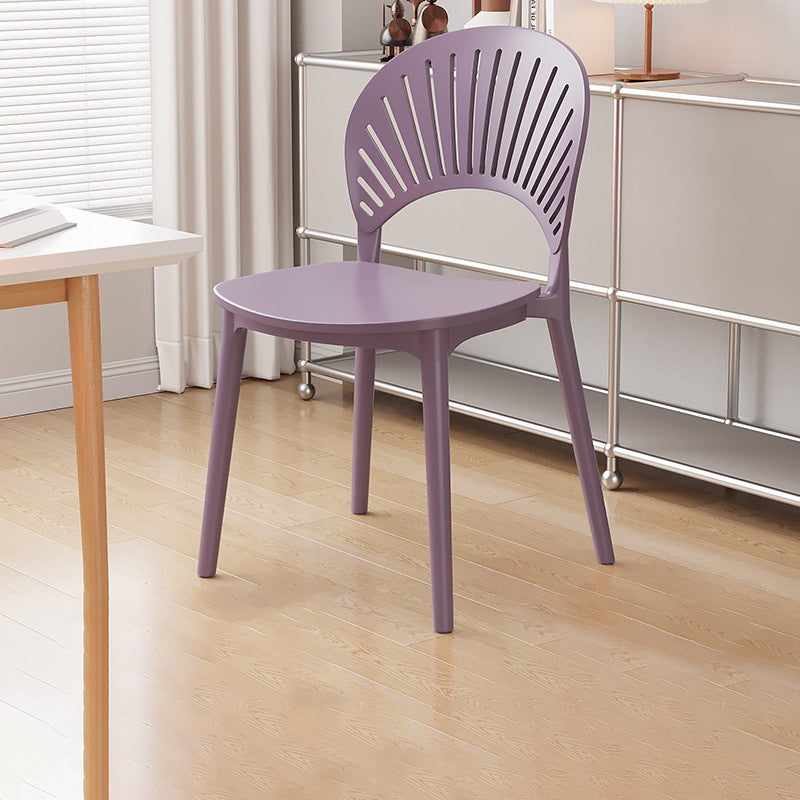 Chaise de salle à manger contemporaine nordique en plastique PP avec dossier festonné pour salle à manger 