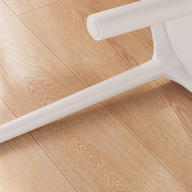 Chaise de salle à manger contemporaine nordique en plastique PP avec dossier festonné pour salle à manger 