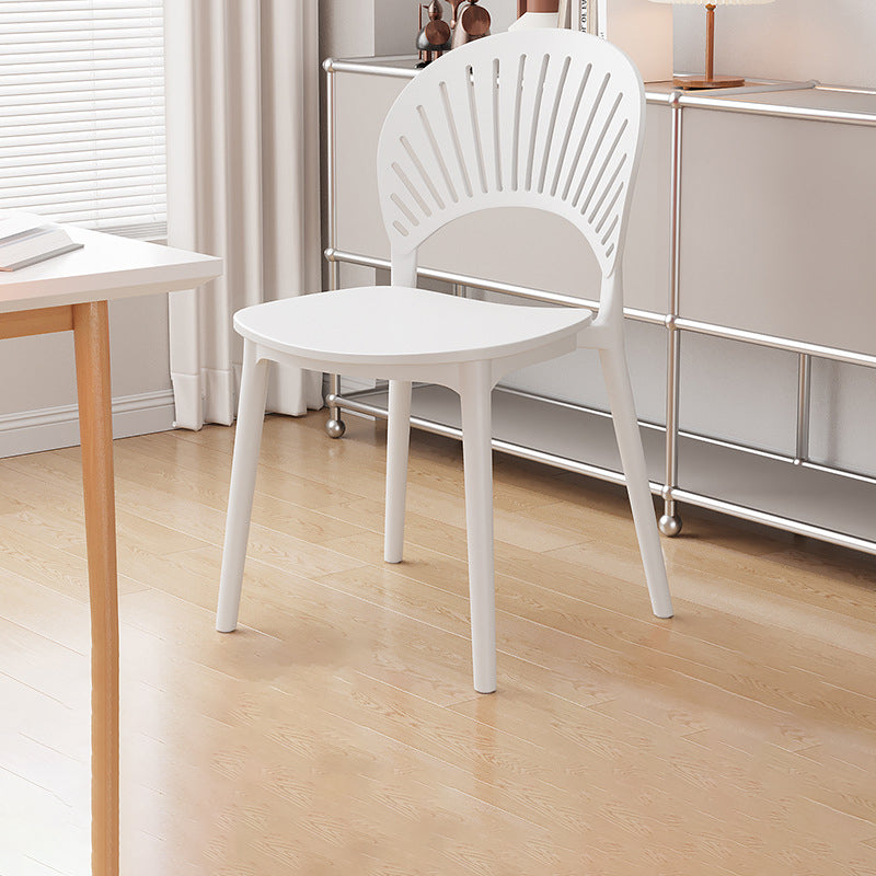 Chaise de salle à manger contemporaine nordique en plastique PP avec dossier festonné pour salle à manger 