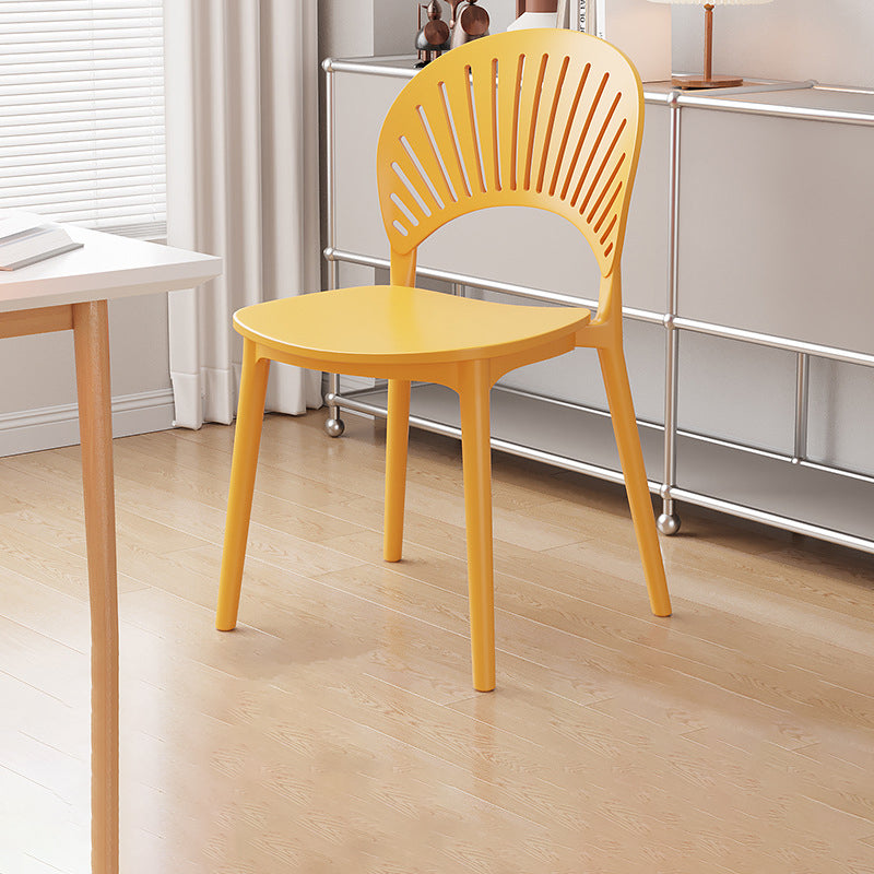 Chaise de salle à manger contemporaine nordique en plastique PP avec dossier festonné pour salle à manger 