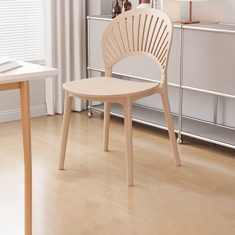 Chaise de salle à manger contemporaine nordique en plastique PP avec dossier festonné pour salle à manger 