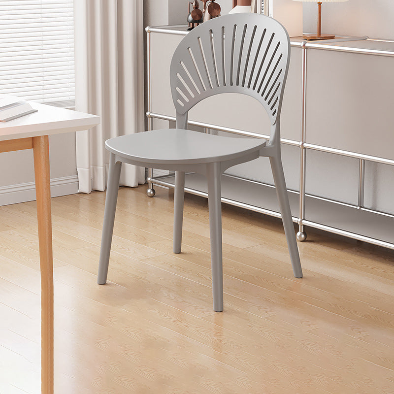 Chaise de salle à manger contemporaine nordique en plastique PP avec dossier festonné pour salle à manger 