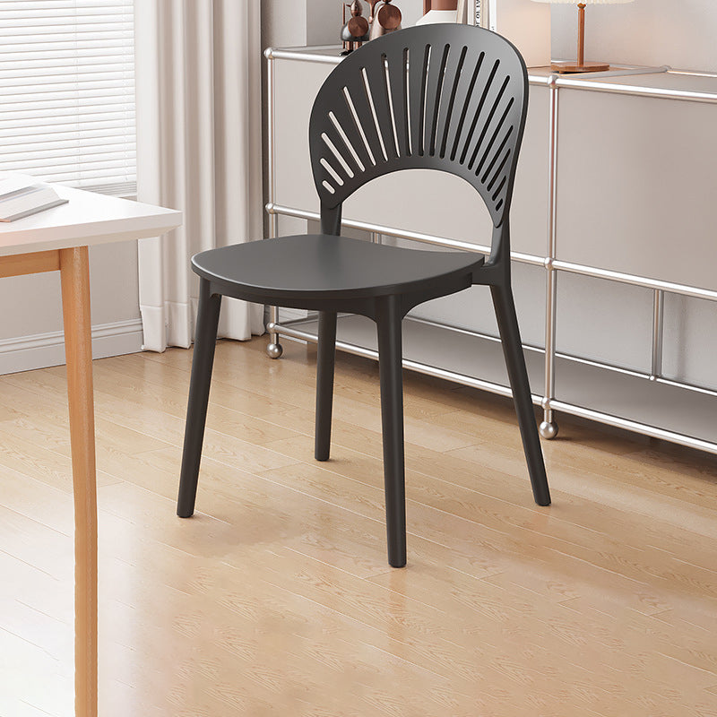 Chaise de salle à manger contemporaine nordique en plastique PP avec dossier festonné pour salle à manger 
