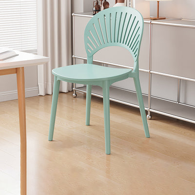 Chaise de salle à manger contemporaine nordique en plastique PP avec dossier festonné pour salle à manger 