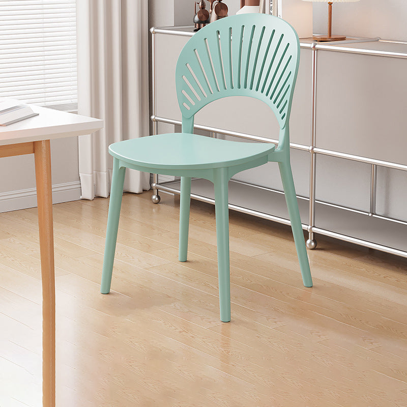 Chaise de salle à manger contemporaine nordique en plastique PP avec dossier festonné pour salle à manger 