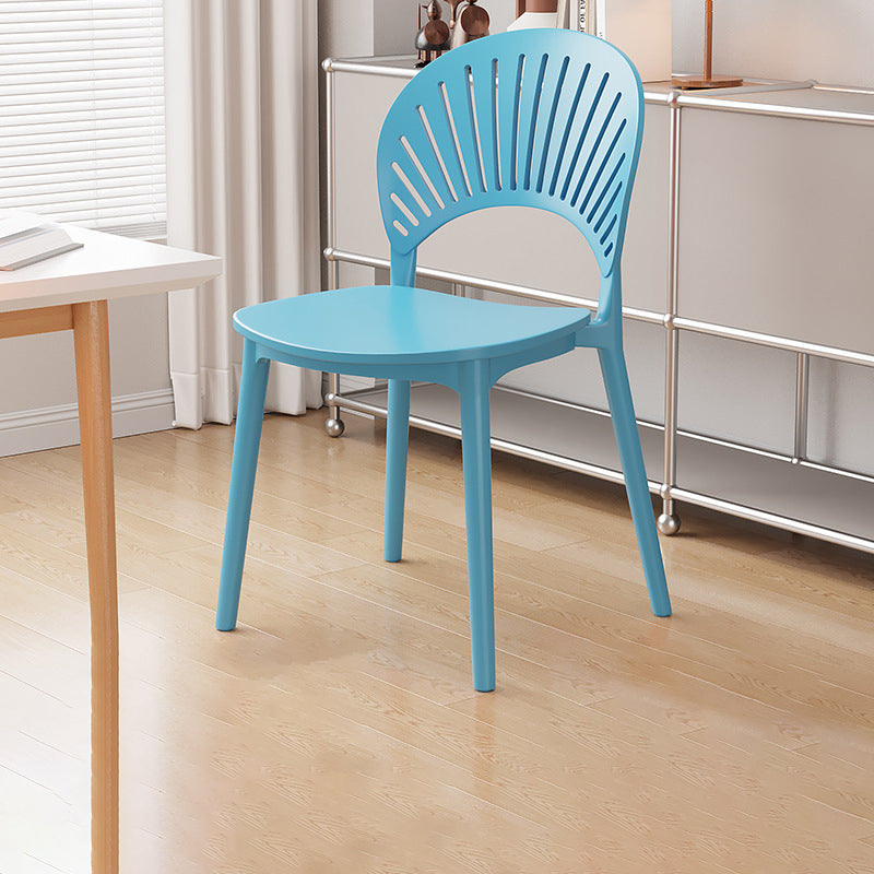 Chaise de salle à manger contemporaine nordique en plastique PP avec dossier festonné pour salle à manger 