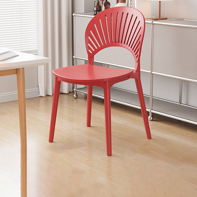 Chaise de salle à manger contemporaine nordique en plastique PP avec dossier festonné pour salle à manger 