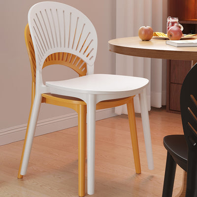 Chaise de salle à manger contemporaine nordique en plastique PP avec dossier festonné pour salle à manger 