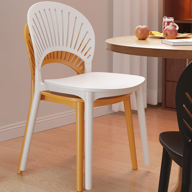 Chaise de salle à manger contemporaine nordique en plastique PP avec dossier festonné pour salle à manger 