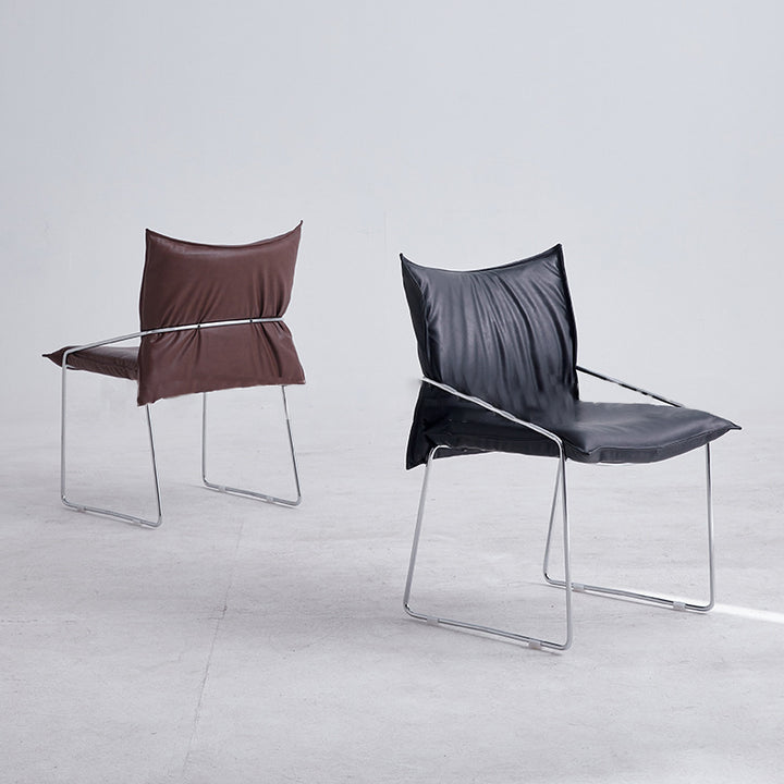 Chaise d'appoint moderne minimaliste carrée rembourrée en cuir PU avec cadre en métal pour salon 