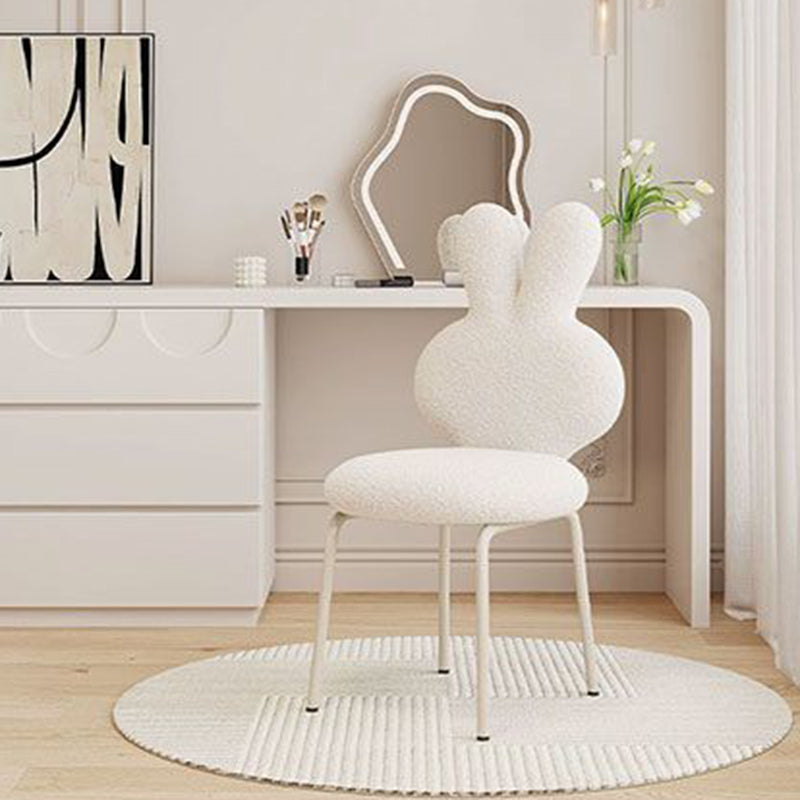 Taburete contemporáneo redondo creativo tapizado con respaldo en forma de conejo de lana de cordero y estructura de hierro para tocador en el dormitorio 
