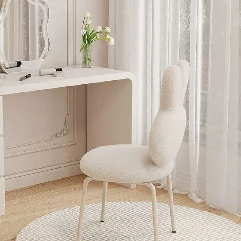 Taburete contemporáneo redondo creativo tapizado con respaldo en forma de conejo de lana de cordero y estructura de hierro para tocador en el dormitorio 