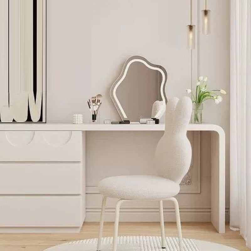 Taburete contemporáneo redondo creativo tapizado con respaldo en forma de conejo de lana de cordero y estructura de hierro para tocador en el dormitorio 