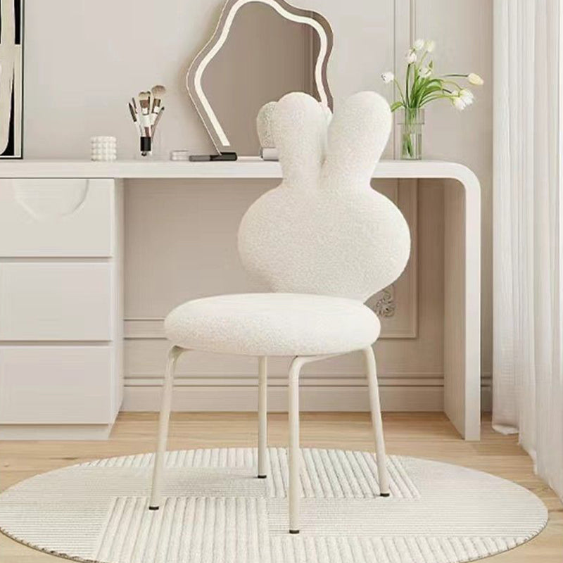 Taburete contemporáneo redondo creativo tapizado con respaldo en forma de conejo de lana de cordero y estructura de hierro para tocador en el dormitorio 