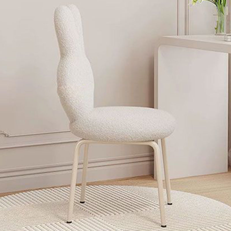 Taburete contemporáneo redondo creativo tapizado con respaldo en forma de conejo de lana de cordero y estructura de hierro para tocador en el dormitorio 