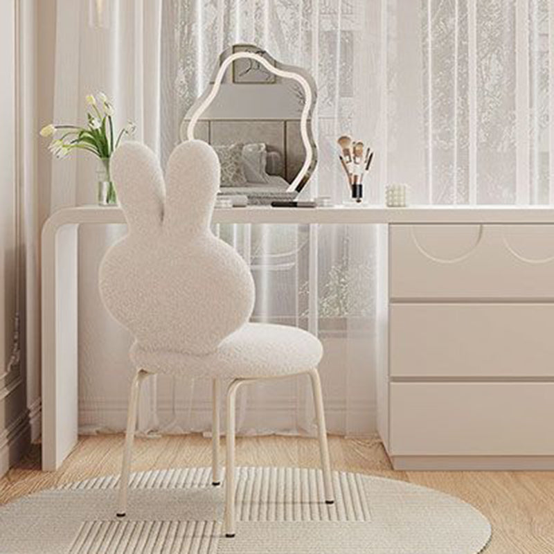 Taburete contemporáneo redondo creativo tapizado con respaldo en forma de conejo de lana de cordero y estructura de hierro para tocador en el dormitorio 