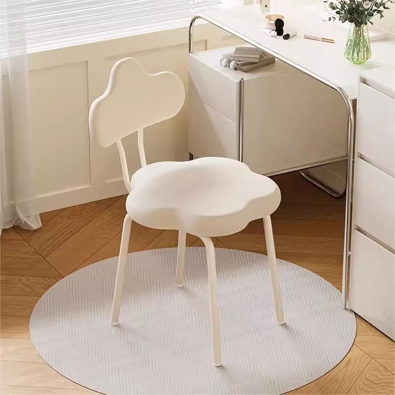 Tabouret de coiffeuse moderne minimaliste en simili cuir crème nuage avec cadre en métal et dossier pour chambre 