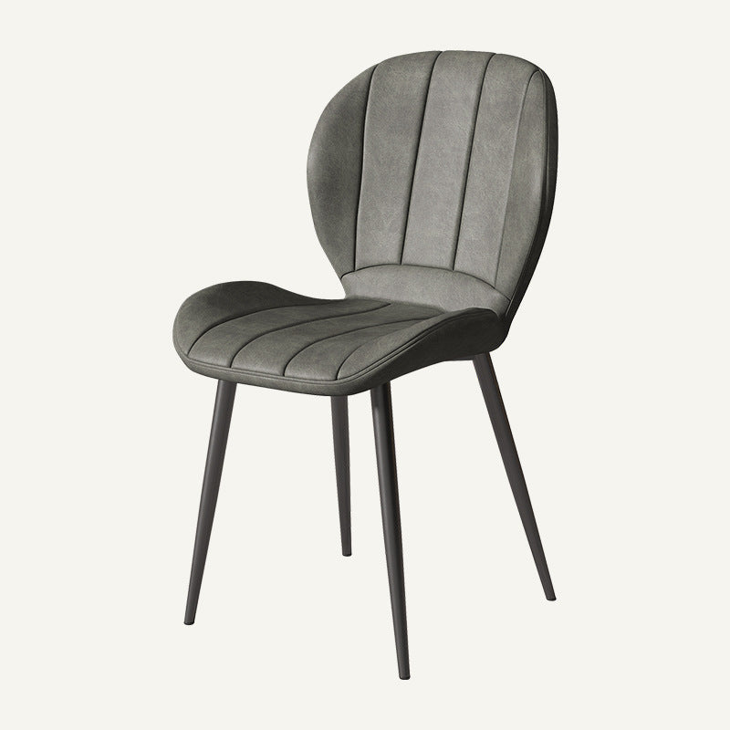 Chaise de salle à manger contemporaine en cuir PU rayé en forme de coquille nordique avec dossier en métal pour salle à manger 
