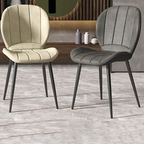 Chaise de salle à manger contemporaine en cuir PU rayé en forme de coquille nordique avec dossier en métal pour salle à manger 