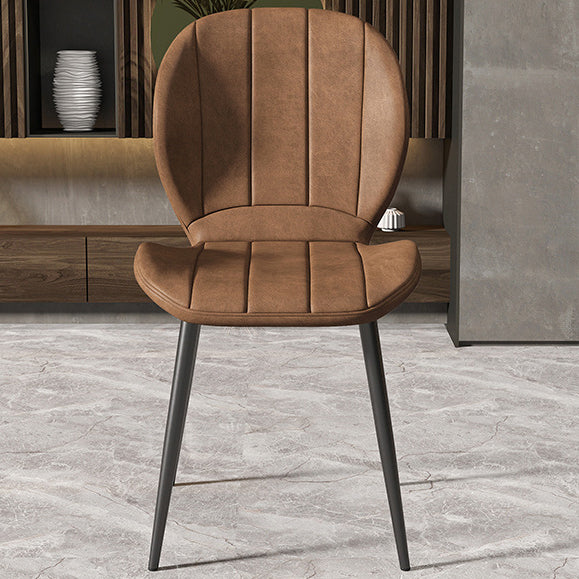 Chaise de salle à manger contemporaine en cuir PU rayé en forme de coquille nordique avec dossier en métal pour salle à manger 