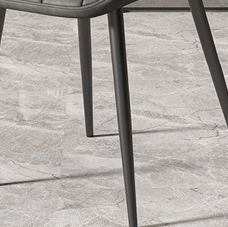 Chaise de salle à manger contemporaine en cuir PU rayé en forme de coquille nordique avec dossier en métal pour salle à manger 