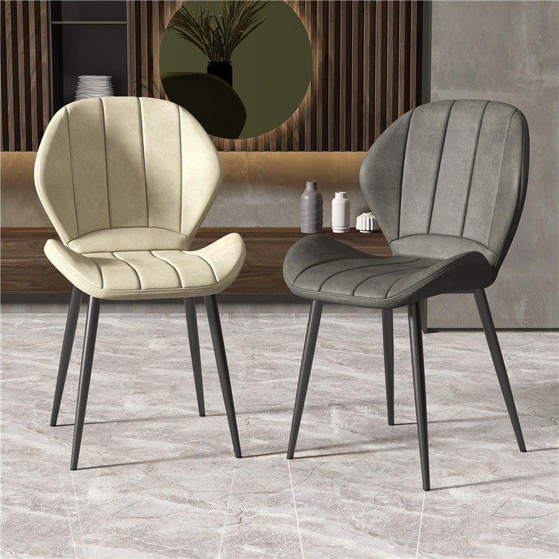 Chaise de salle à manger contemporaine en cuir PU rayé en forme de coquille nordique avec dossier en métal pour salle à manger 