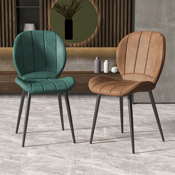 Chaise de salle à manger contemporaine en cuir PU rayé en forme de coquille nordique avec dossier en métal pour salle à manger 