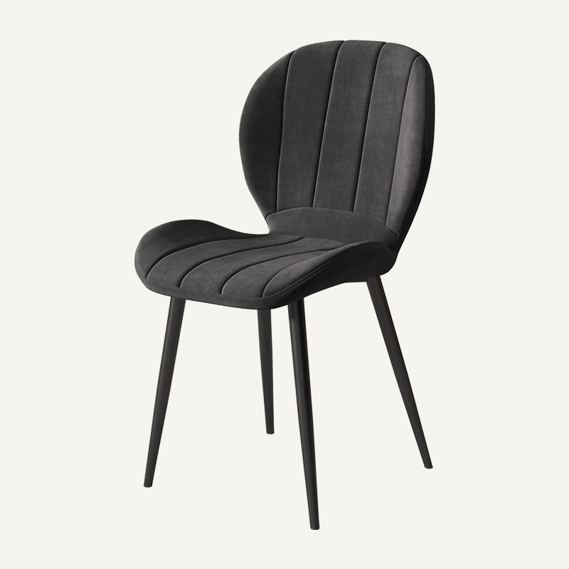 Chaise de salle à manger contemporaine en cuir PU rayé en forme de coquille nordique avec dossier en métal pour salle à manger 