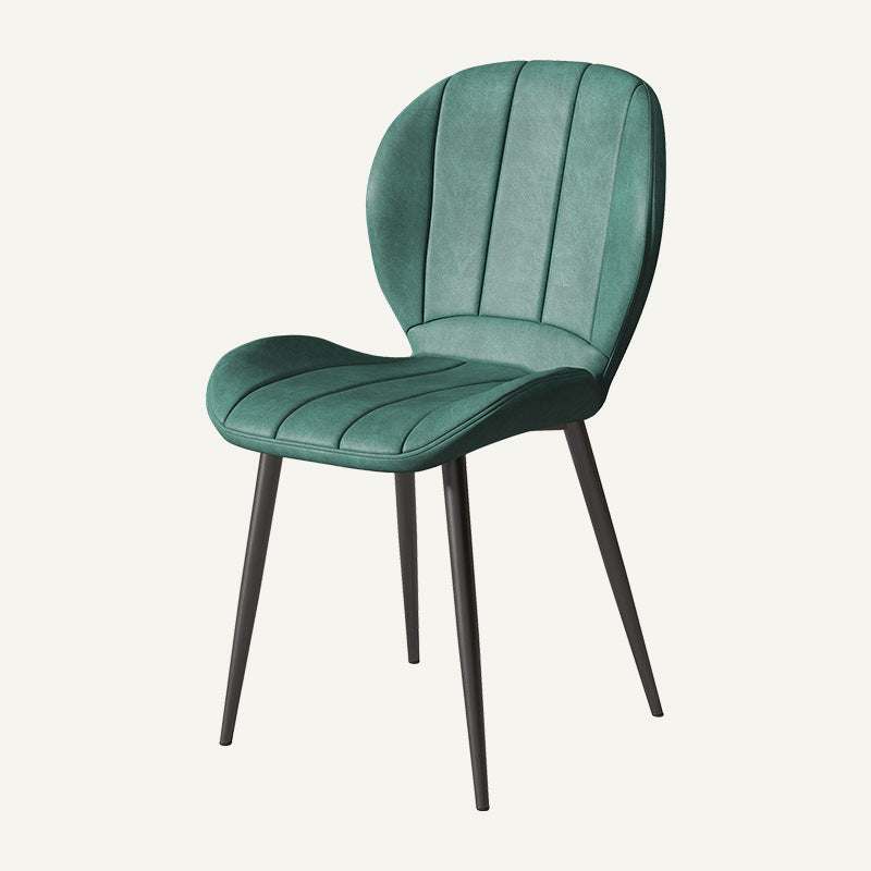 Chaise de salle à manger contemporaine en cuir PU rayé en forme de coquille nordique avec dossier en métal pour salle à manger 