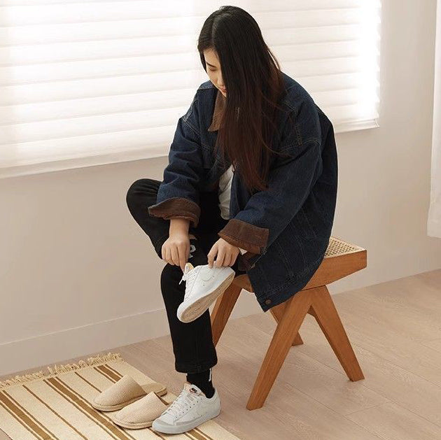 Moderner minimalistischer rechteckiger Rattan-Holzhocker für das Wohnzimmer 
