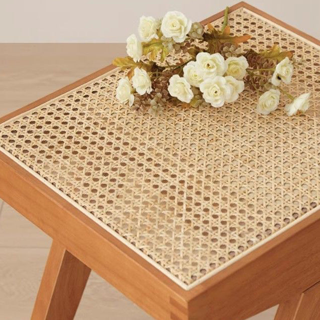 Moderner minimalistischer rechteckiger Rattan-Holzhocker für das Wohnzimmer 