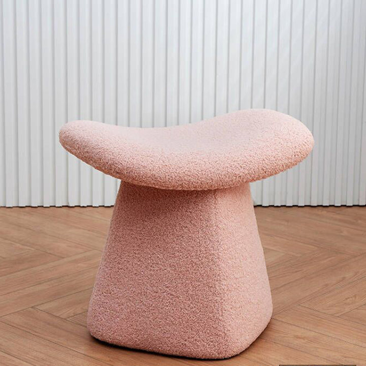 Moderner skandinavischer quadratischer Kinderhocker aus Kunstlammfell und Sperrholz für das Wohnzimmer 