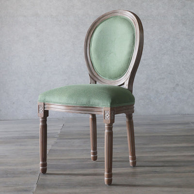 كرسي طعام من القماش المخملي بإطار خشبي منحني تقليدي أوروبي مستهلك بمظهر قديم مع ظهر مستدير لغرفة الطعام 