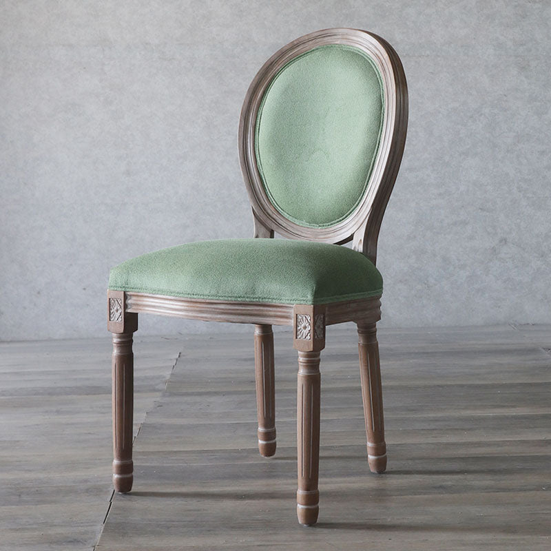 كرسي طعام من القماش المخملي بإطار خشبي منحني تقليدي أوروبي مستهلك بمظهر قديم مع ظهر مستدير لغرفة الطعام 