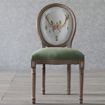 كرسي طعام من القماش المخملي بإطار خشبي منحني تقليدي أوروبي مستهلك بمظهر قديم مع ظهر مستدير لغرفة الطعام 