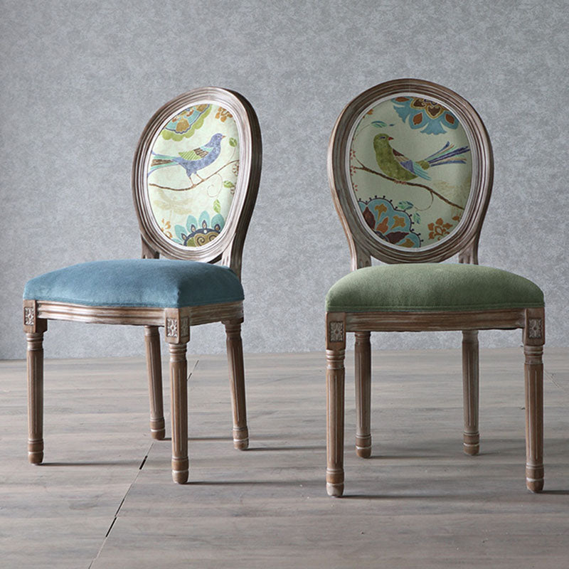 كرسي طعام من القماش المخملي بإطار خشبي منحني تقليدي أوروبي مستهلك بمظهر قديم مع ظهر مستدير لغرفة الطعام 