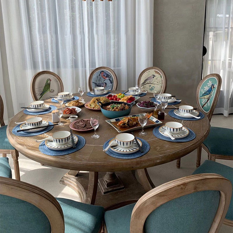 كرسي طعام من القماش المخملي بإطار خشبي منحني تقليدي أوروبي مستهلك بمظهر قديم مع ظهر مستدير لغرفة الطعام 