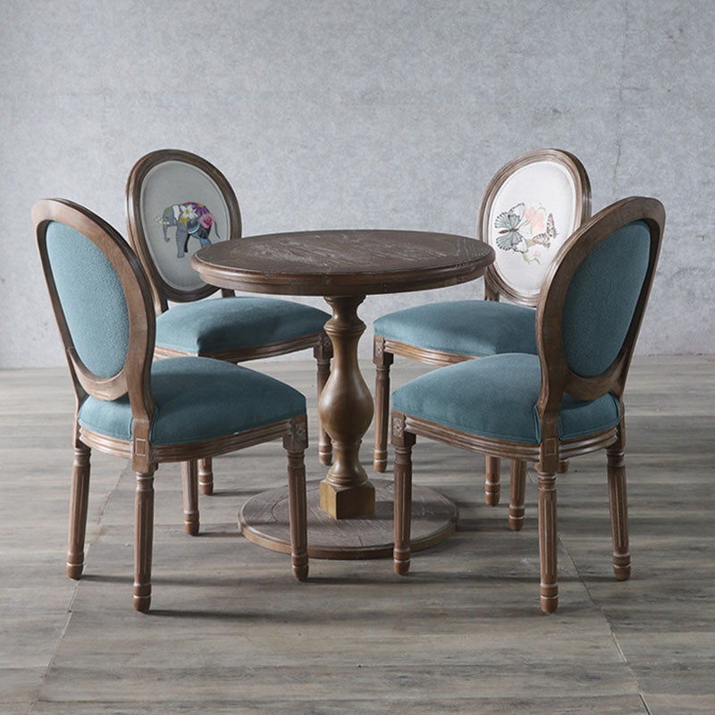 كرسي طعام من القماش المخملي بإطار خشبي منحني تقليدي أوروبي مستهلك بمظهر قديم مع ظهر مستدير لغرفة الطعام 