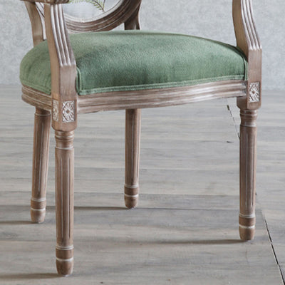 كرسي طعام من القماش المخملي بإطار خشبي منحني تقليدي أوروبي مستهلك بمظهر قديم مع ظهر مستدير لغرفة الطعام 
