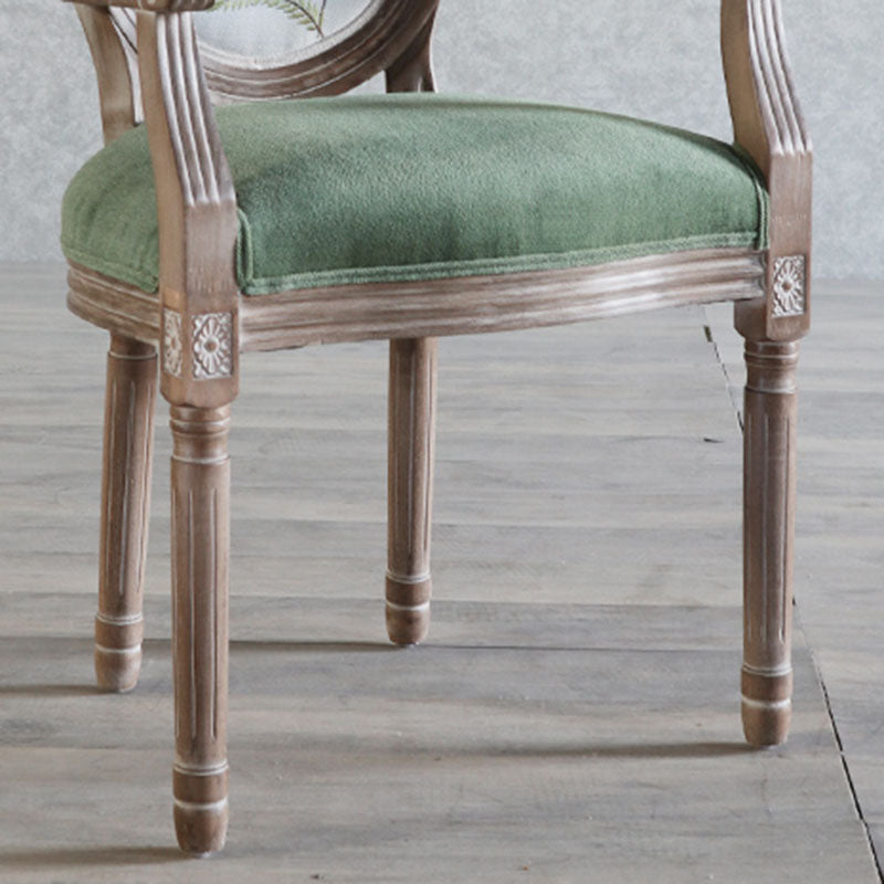 كرسي طعام من القماش المخملي بإطار خشبي منحني تقليدي أوروبي مستهلك بمظهر قديم مع ظهر مستدير لغرفة الطعام 