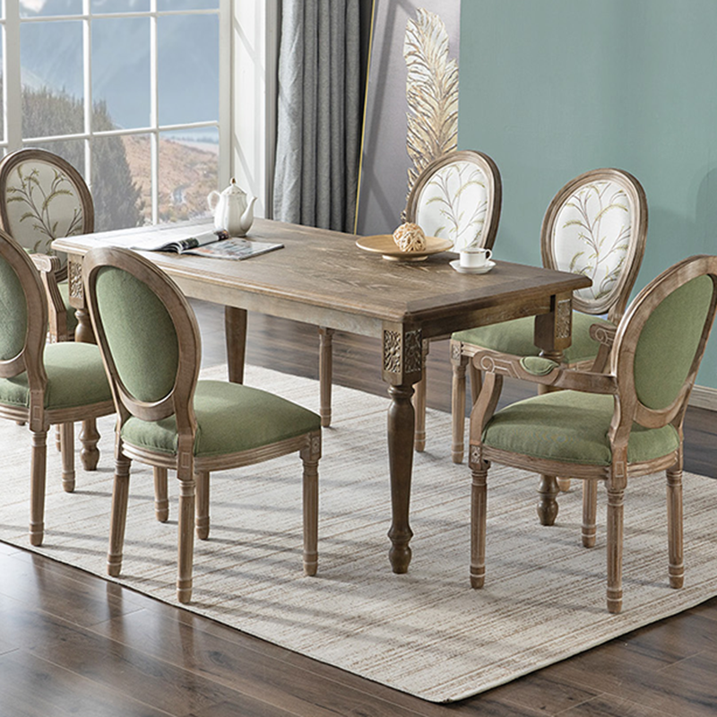 كرسي طعام من القماش المخملي بإطار خشبي منحني تقليدي أوروبي مستهلك بمظهر قديم مع ظهر مستدير لغرفة الطعام 