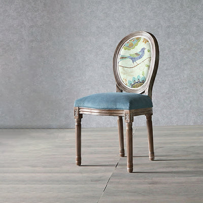 كرسي طعام من القماش المخملي بإطار خشبي منحني تقليدي أوروبي مستهلك بمظهر قديم مع ظهر مستدير لغرفة الطعام 