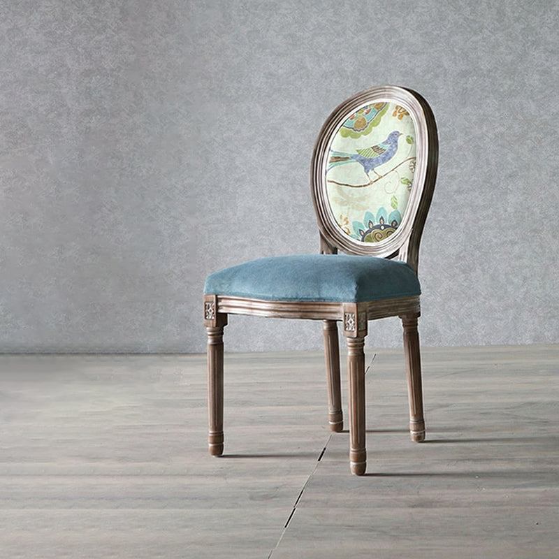 كرسي طعام من القماش المخملي بإطار خشبي منحني تقليدي أوروبي مستهلك بمظهر قديم مع ظهر مستدير لغرفة الطعام 